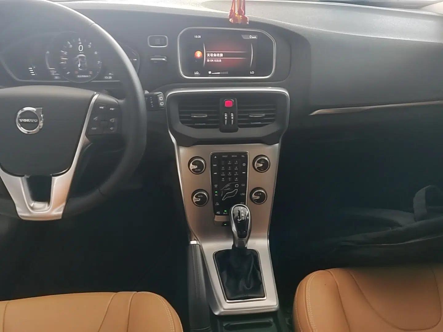 Volvo V40 2018 T3 Zhiya Edition — миниатюра 16