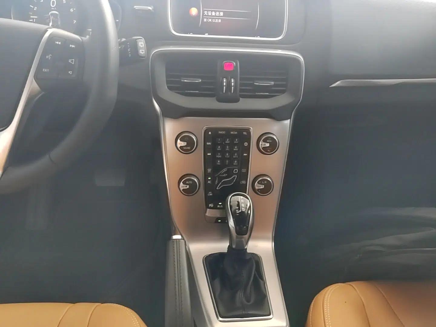 Volvo V40 2018 T3 Zhiya Edition — миниатюра 17