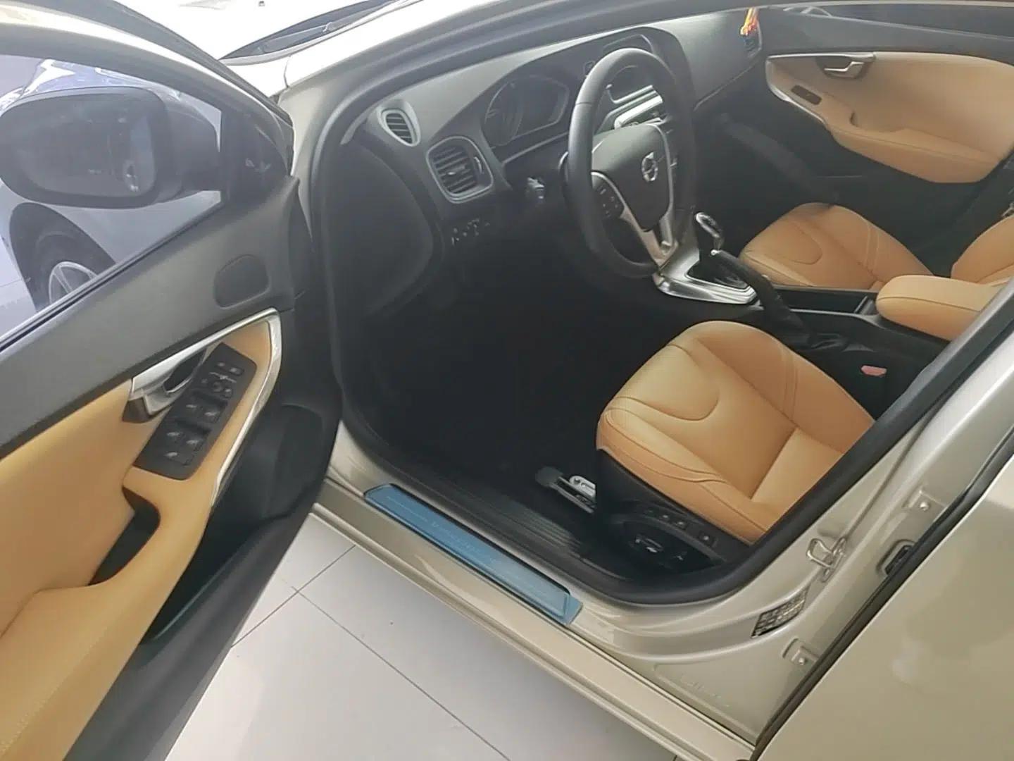 Volvo V40 2018 T3 Zhiya Edition — миниатюра 19