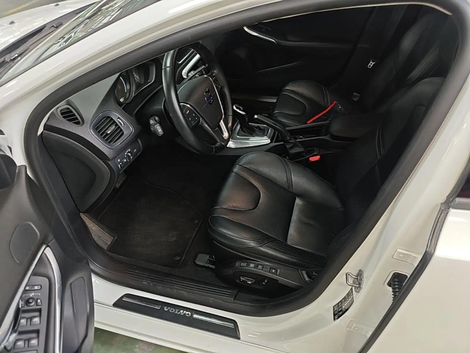 Volvo V40 2016 T3 Zhiyi Edition — миниатюра 19