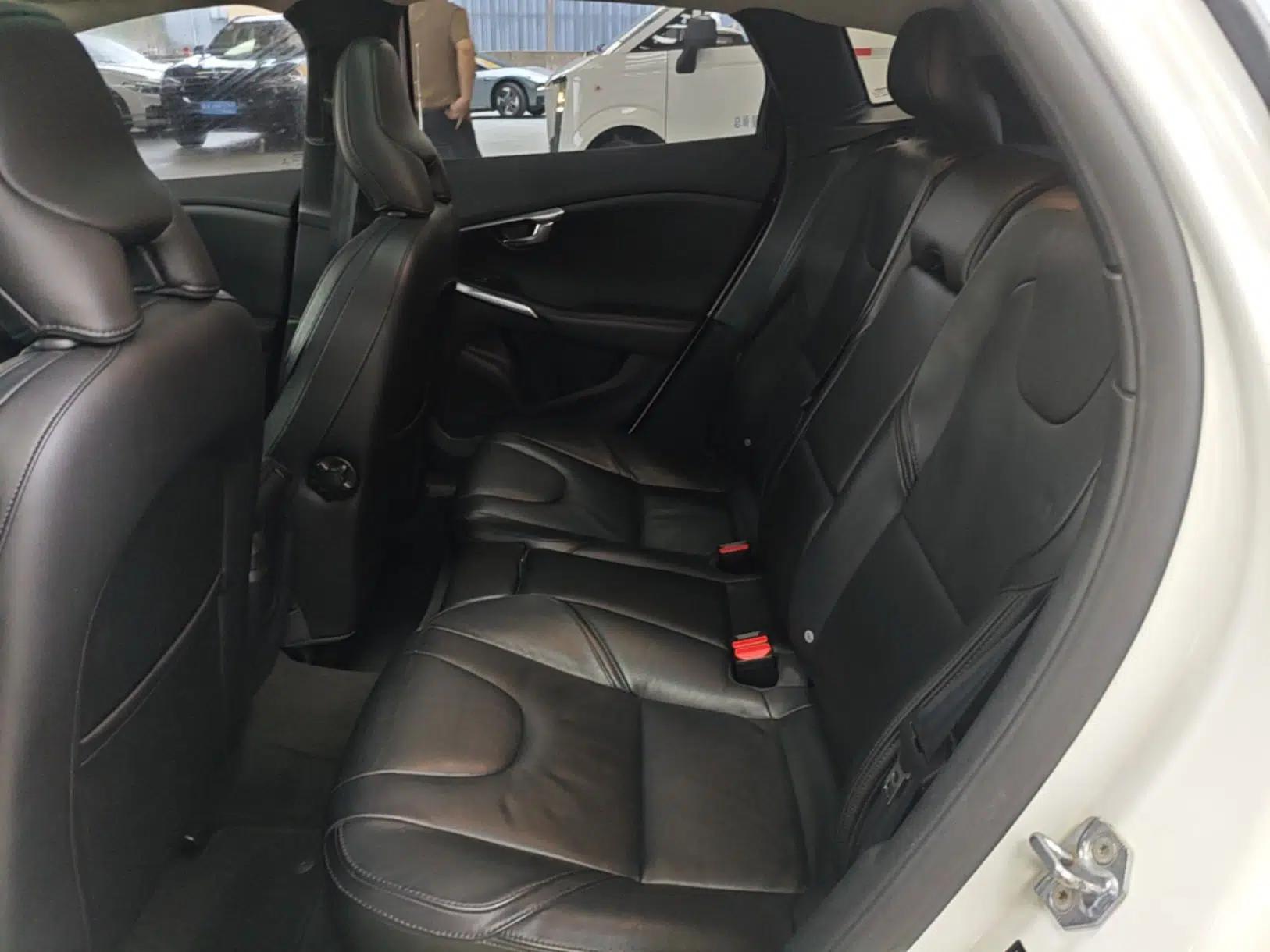 Volvo V40 2016 T3 Zhiyi Edition — миниатюра 20