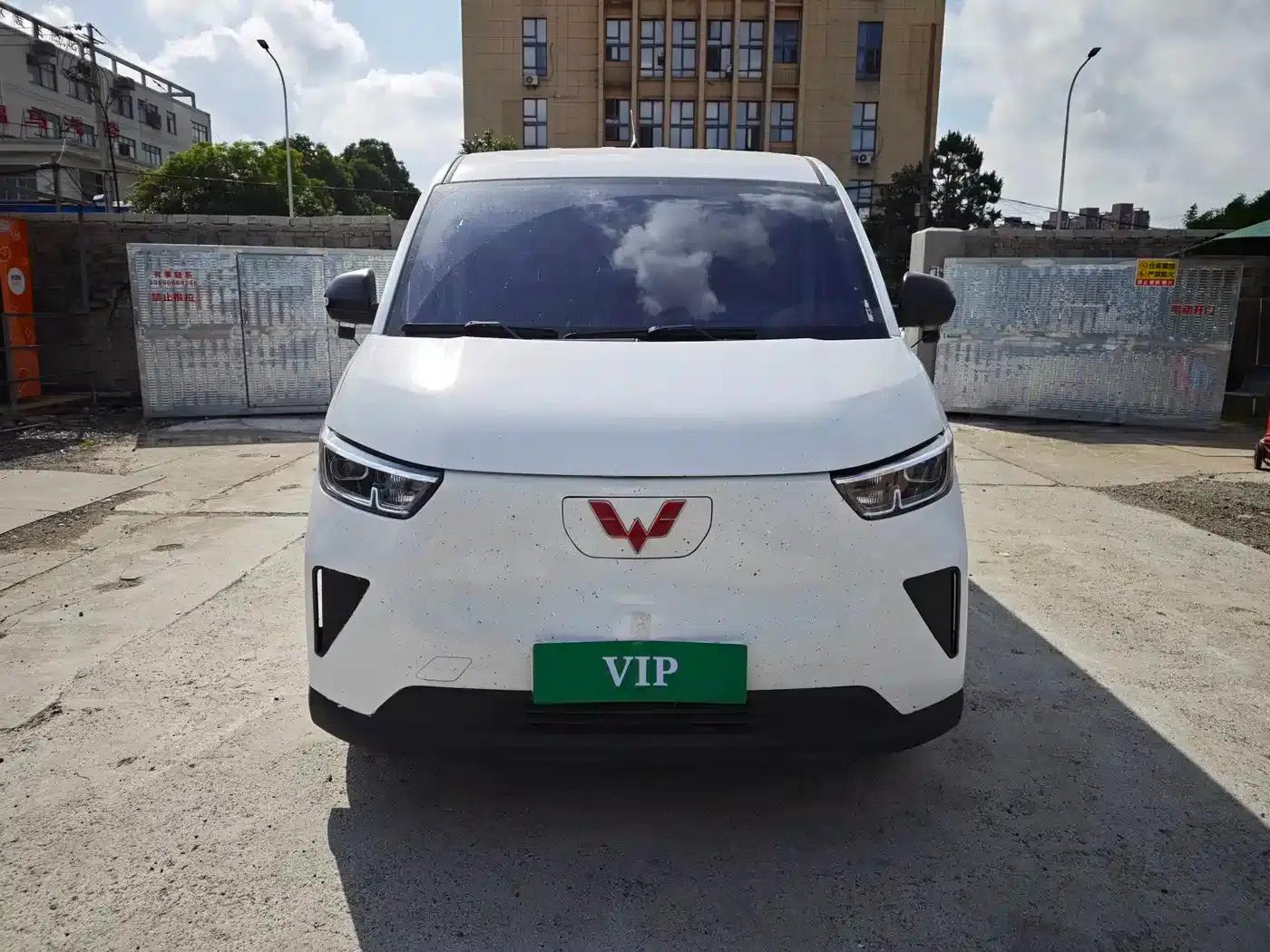 Wuling Yangguang 2024 Model 300km Practical Closed-Window Version 60kW — миниатюра 2