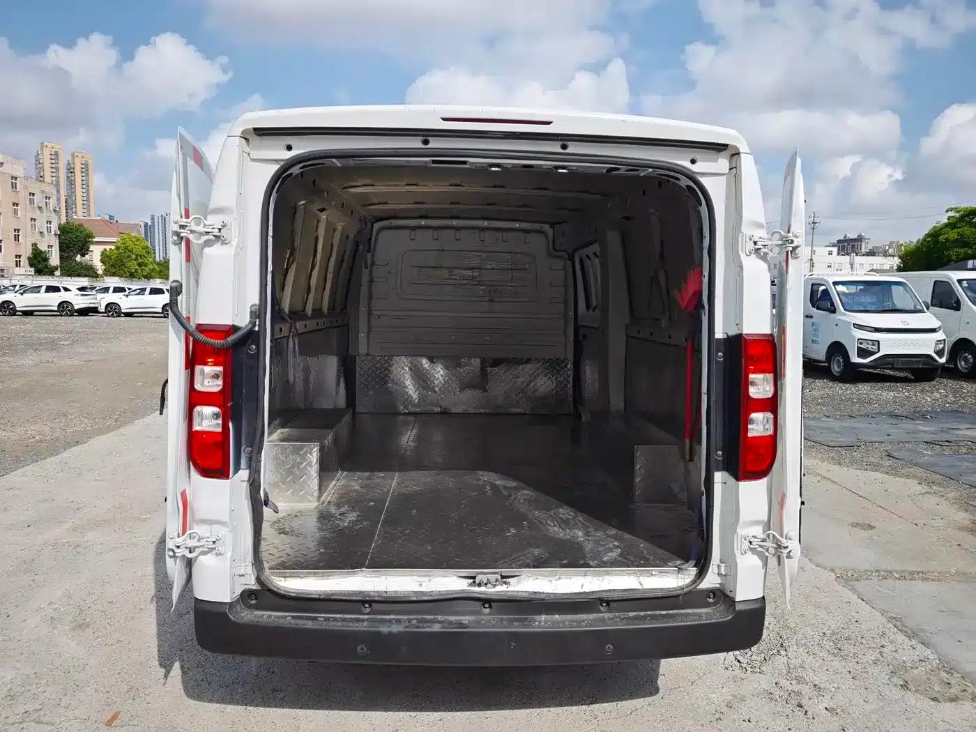 Wuling Yangguang 2024 Model 300km Practical Closed-Window Version 60kW — миниатюра 11