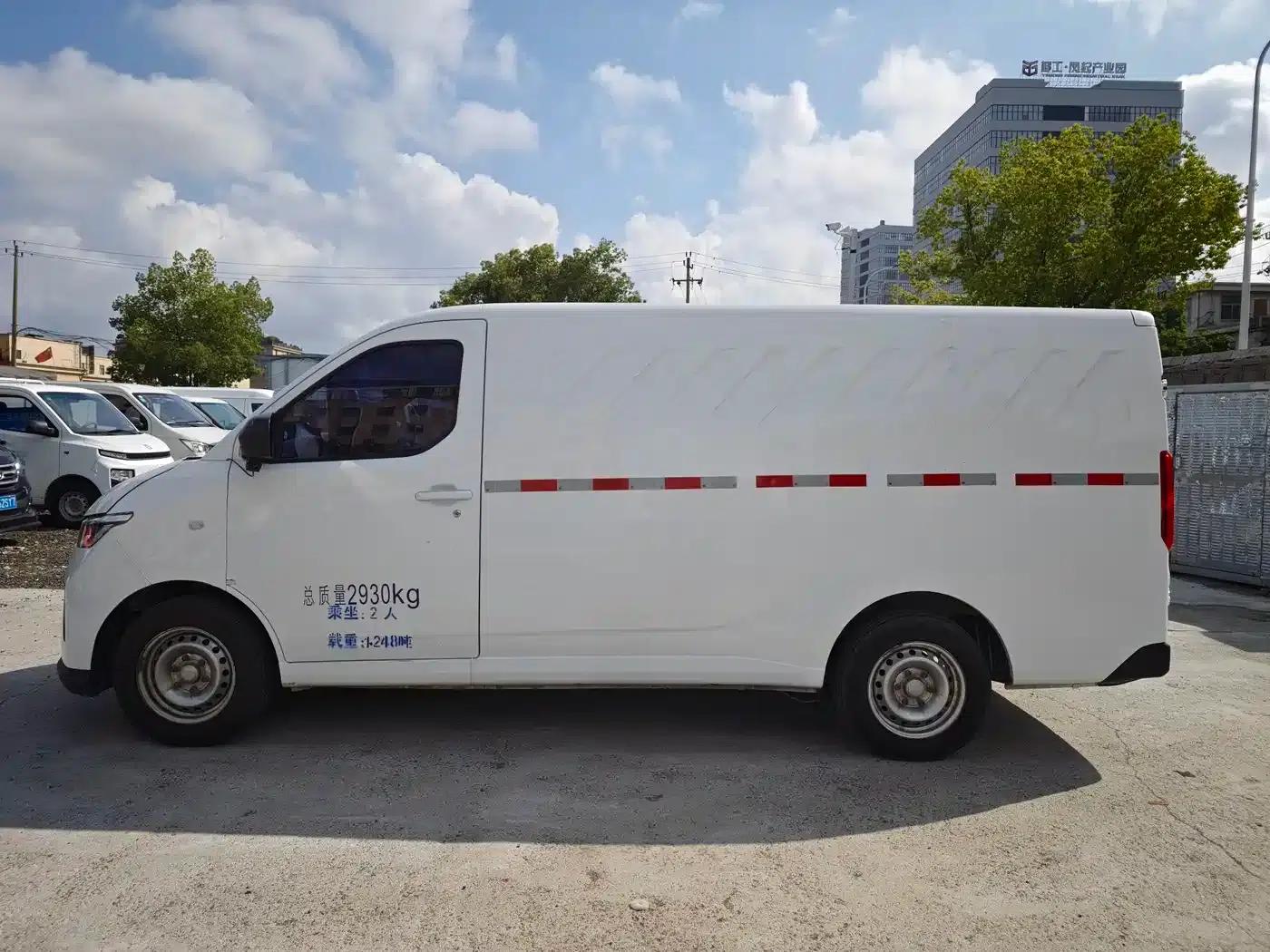 Wuling Yangguang 2024 Model 300km Practical Closed-Window Version 60kW — миниатюра 4