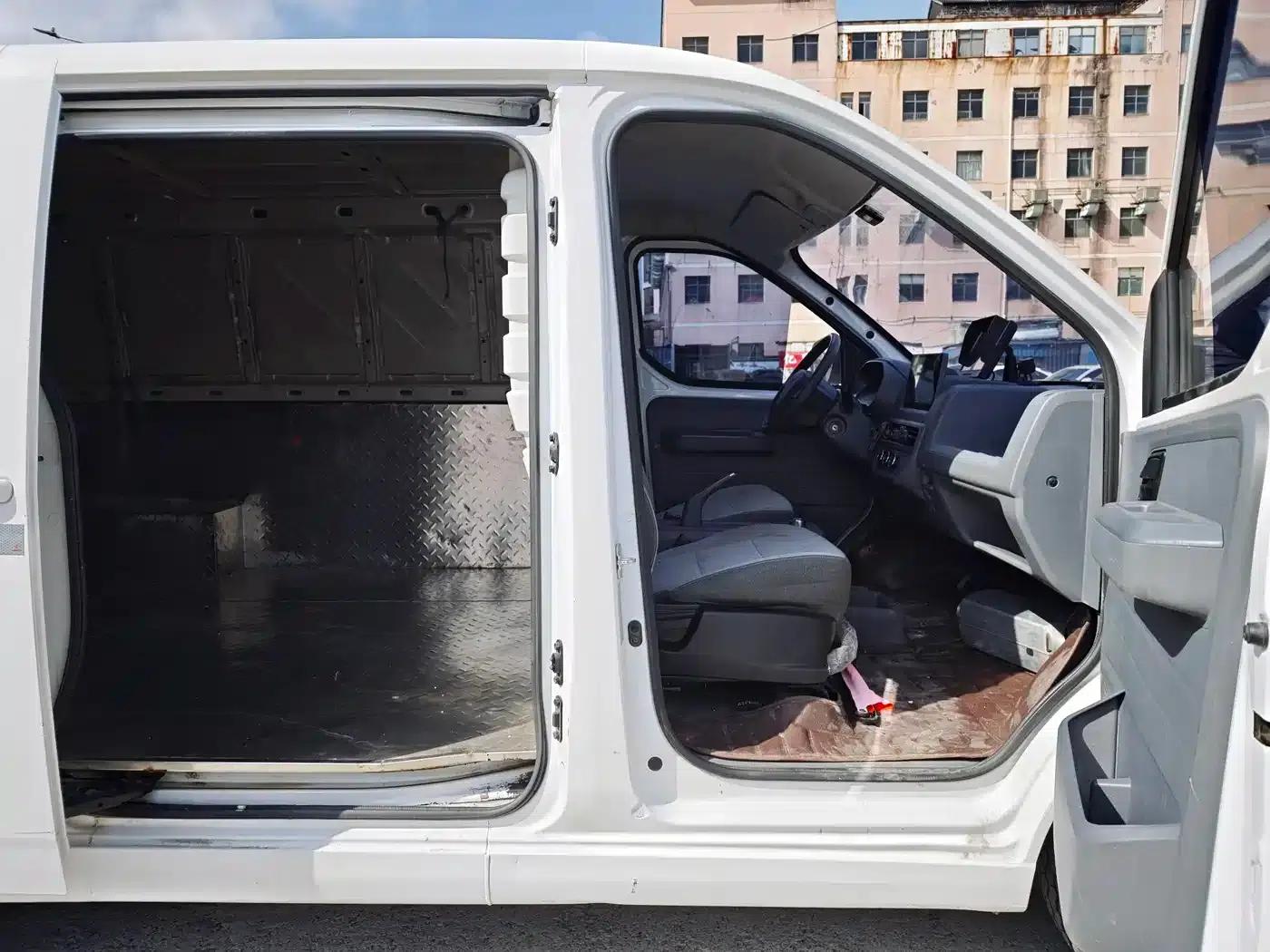 Wuling Yangguang 2024 Model 300km Practical Closed-Window Version 60kW — миниатюра 7