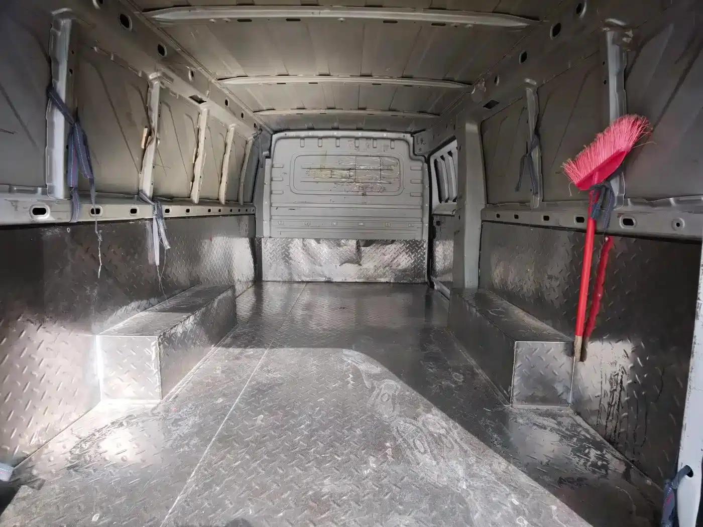 Wuling Yangguang 2024 Model 300km Practical Closed-Window Version 60kW — миниатюра 10