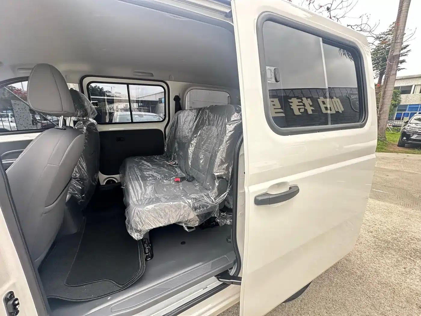 Wuling Rongguang EV 2026 Model 310km Standard Bus — миниатюра 14
