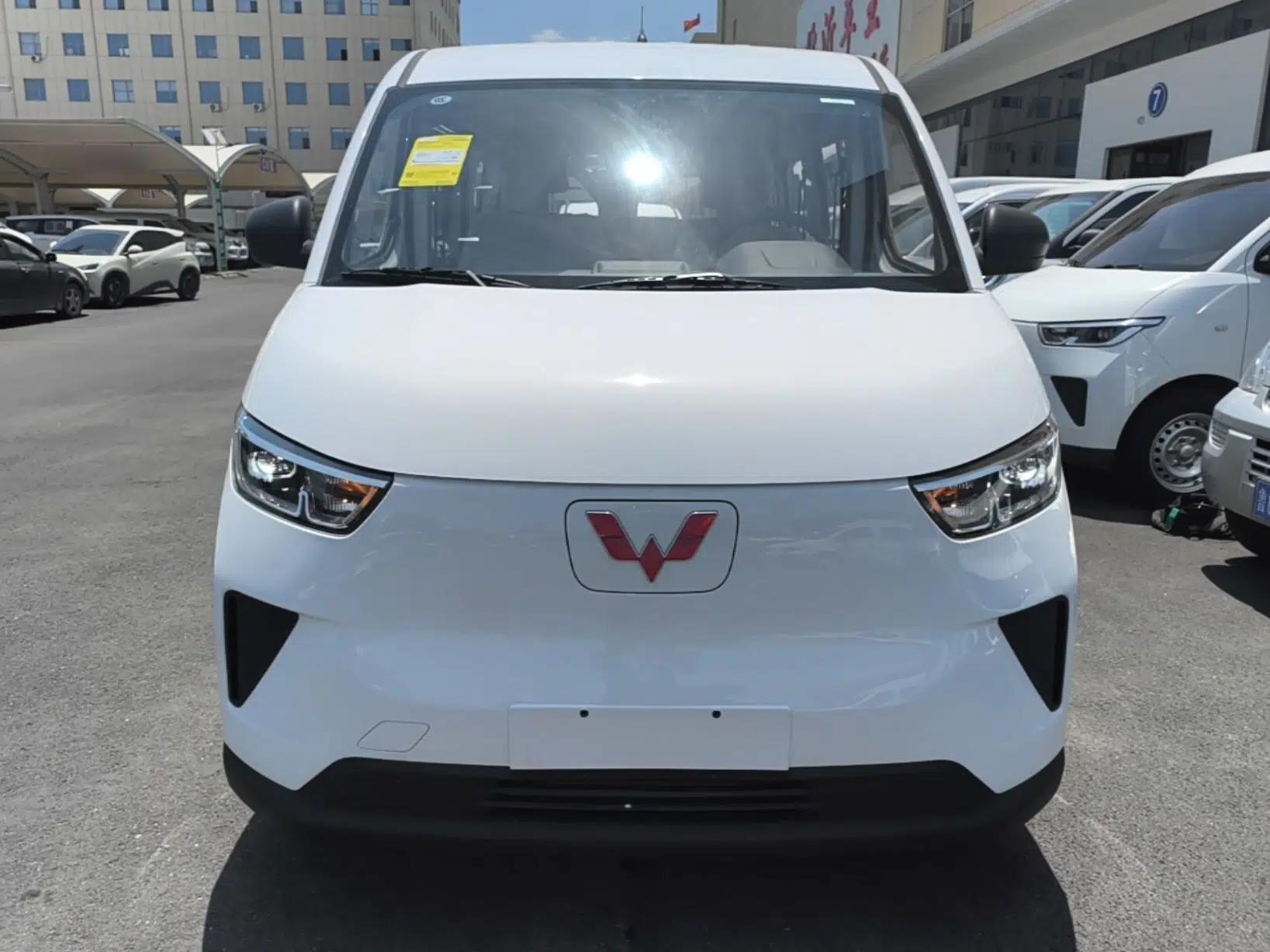 Wuling Yangguang 2026 Model, 330km Bus Comfort Edition — миниатюра 2