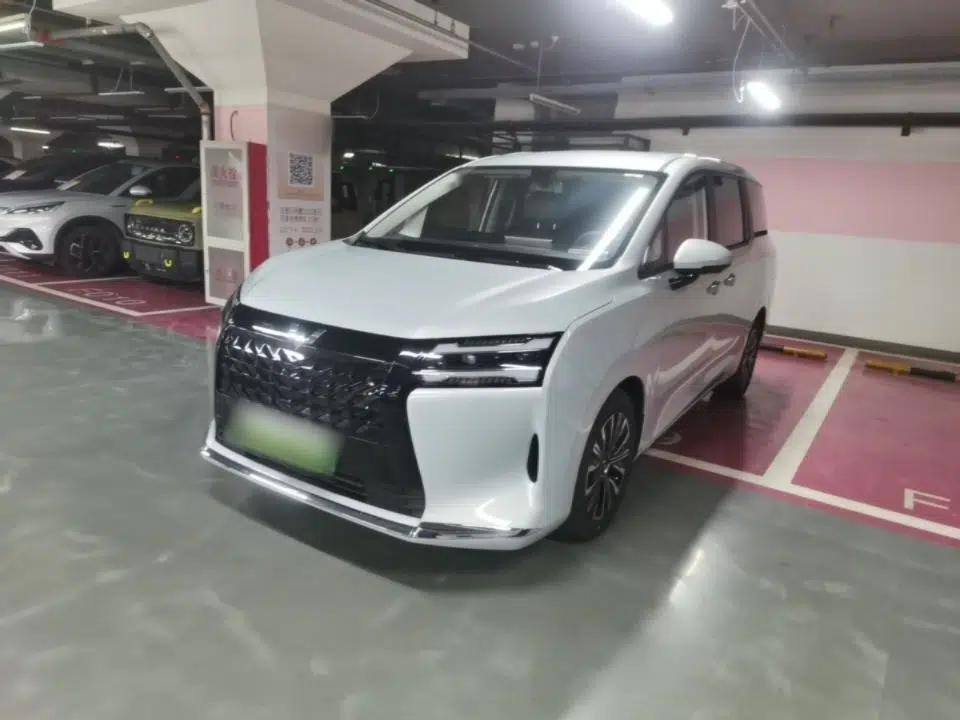Wuling Starlight 730 2025 Model Plug-in Hybrid 125km Luxury Edition — миниатюра 1