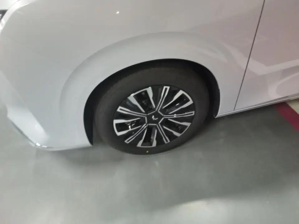 Wuling Starlight 730 2025 Model Plug-in Hybrid 125km Luxury Edition — миниатюра 8