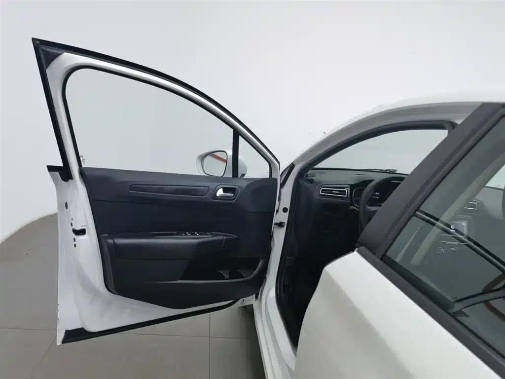 Citroën C4 Sega 2016 1.6L Manual Comfort Edition — миниатюра 8