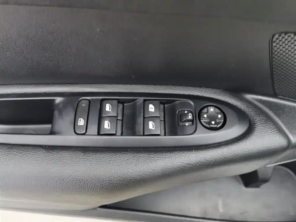 Citroën C4 Sega 2016 1.6L Manual Comfort Edition — миниатюра 9