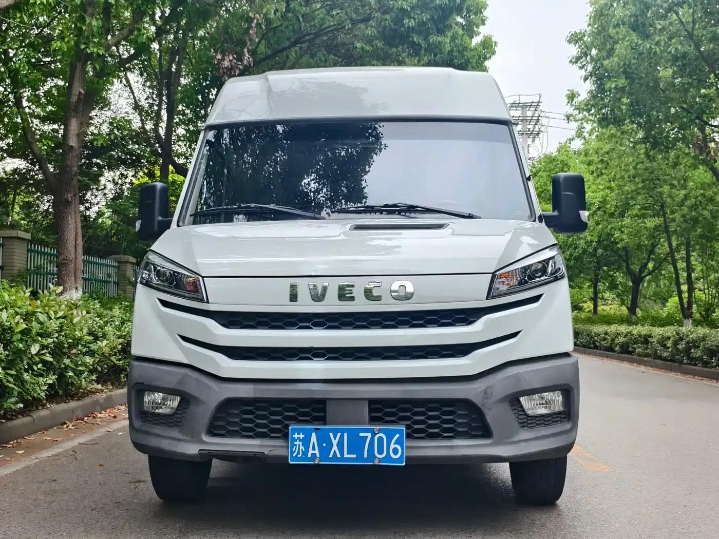 Iveco A37M1 Multipurpose Passenger Vehicle 2025 Model, 2.5T Manual, Mid-Wheelbase, Mid-Roof, Dual Tires — миниатюра 2