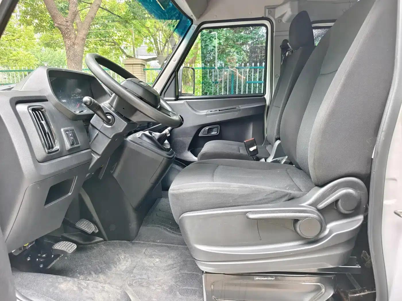 Iveco A37M1 Multipurpose Passenger Vehicle 2025 Model, 2.5T Manual, Mid-Wheelbase, Mid-Roof, Dual Tires — миниатюра 14