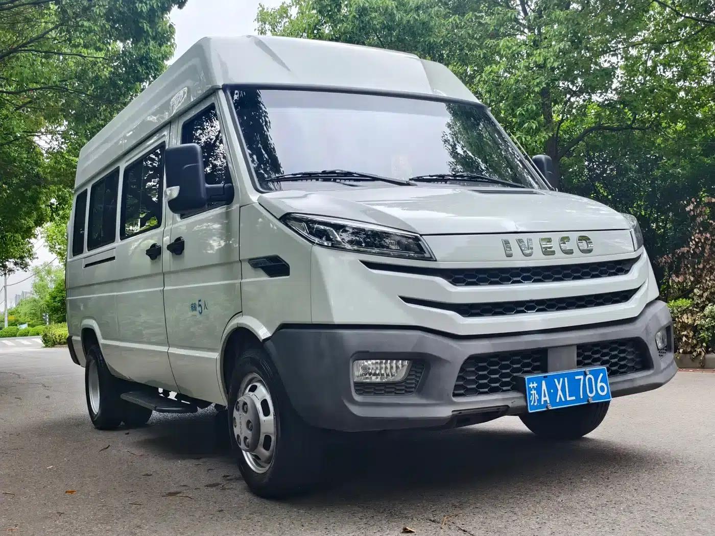 Iveco A37M1 Multipurpose Passenger Vehicle 2025 Model, 2.5T Manual, Mid-Wheelbase, Mid-Roof, Dual Tires — миниатюра 3