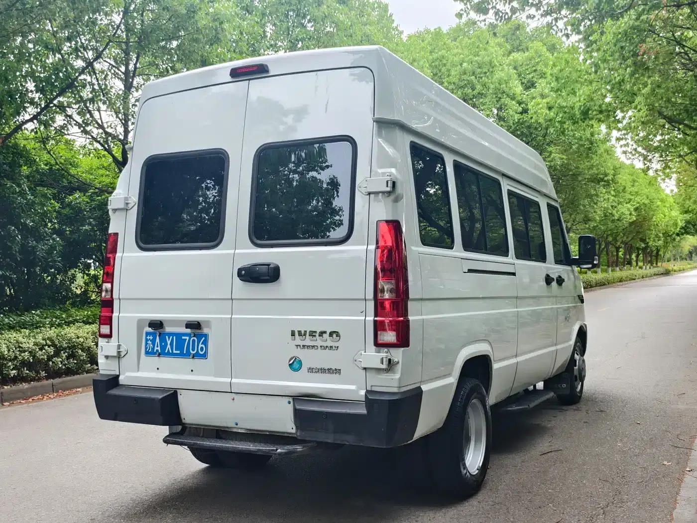 Iveco A37M1 Multipurpose Passenger Vehicle 2025 Model, 2.5T Manual, Mid-Wheelbase, Mid-Roof, Dual Tires — миниатюра 4