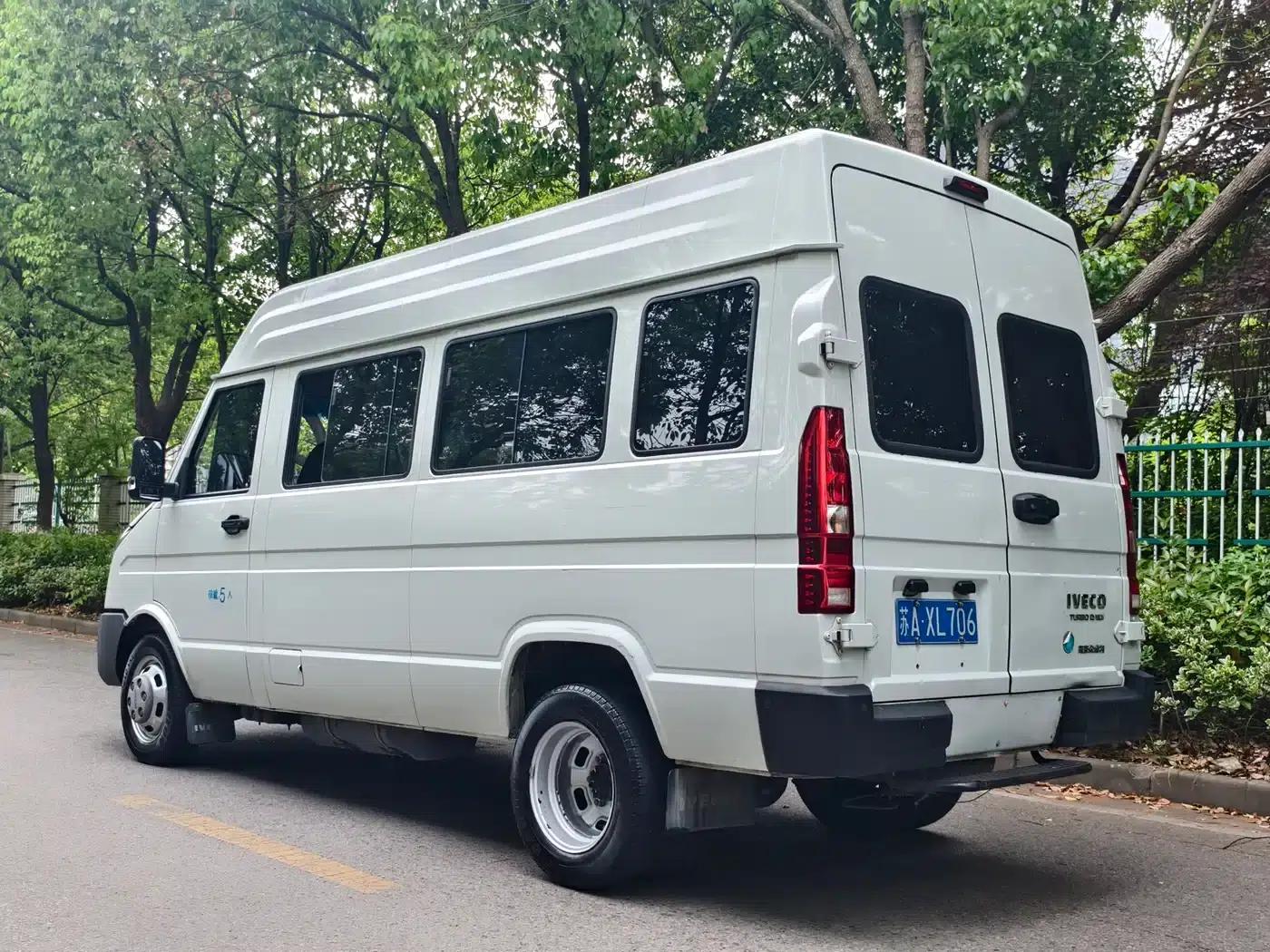 Iveco A37M1 Multipurpose Passenger Vehicle 2025 Model, 2.5T Manual, Mid-Wheelbase, Mid-Roof, Dual Tires — миниатюра 5