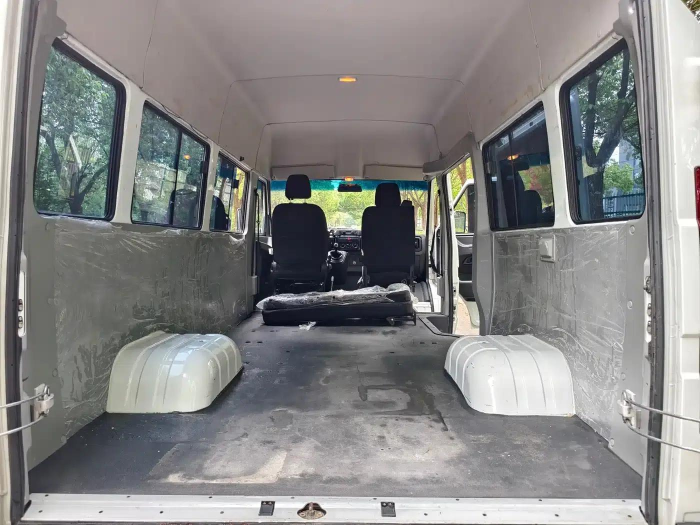 Iveco A37M1 Multipurpose Passenger Vehicle 2025 Model, 2.5T Manual, Mid-Wheelbase, Mid-Roof, Dual Tires — миниатюра 8