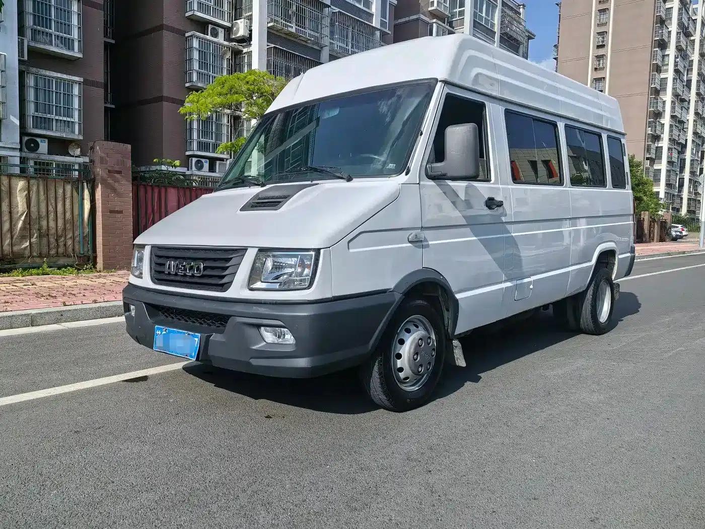 Iveco DeYi 2023 2.5T A37M1 Long Wheelbase Mid-Roof Dual Tires Side Sliding Door 5-9 Seats — миниатюра 1