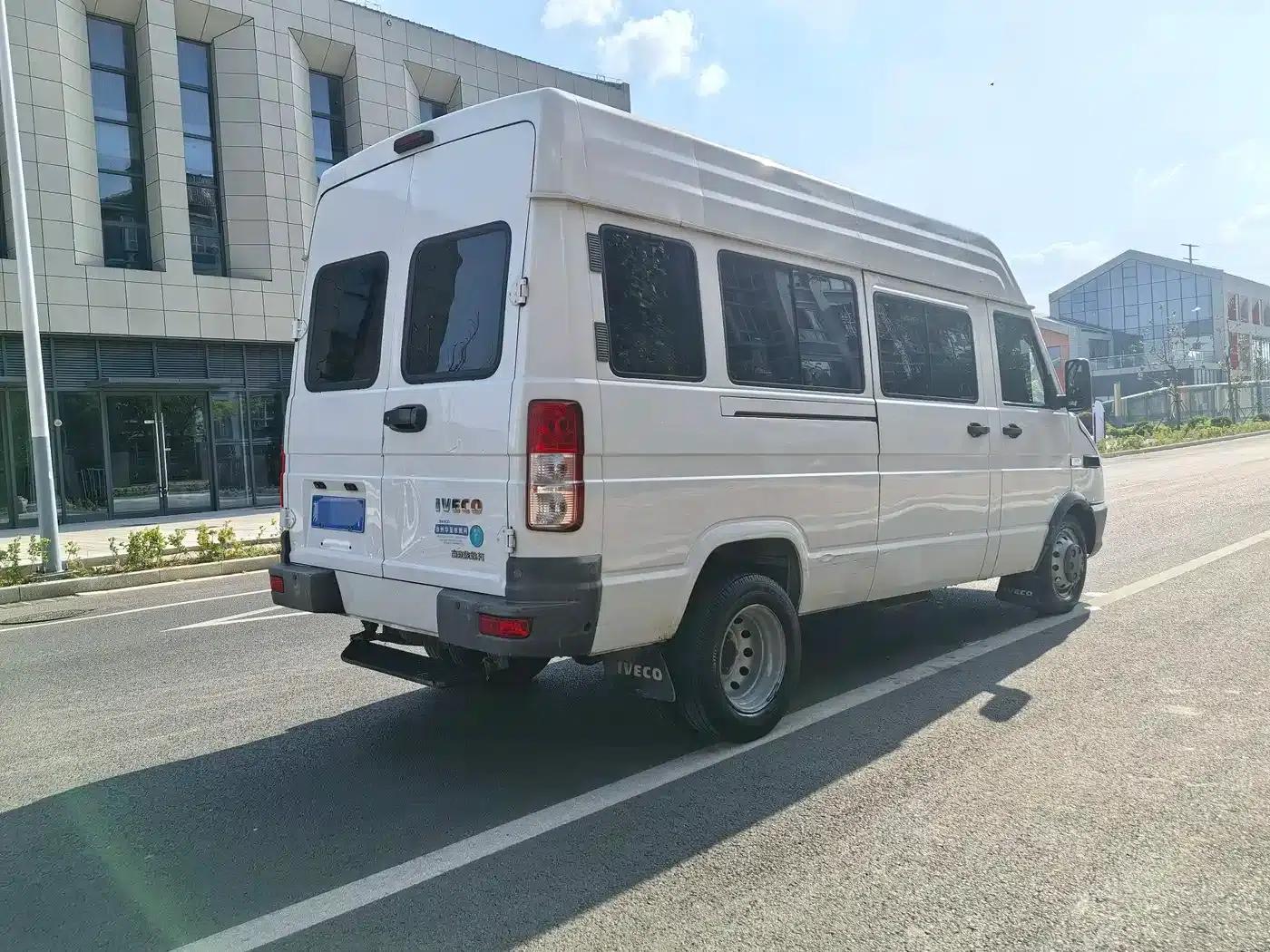 Iveco DeYi 2023 2.5T A37M1 Long Wheelbase Mid-Roof Dual Tires Side Sliding Door 5-9 Seats — миниатюра 2