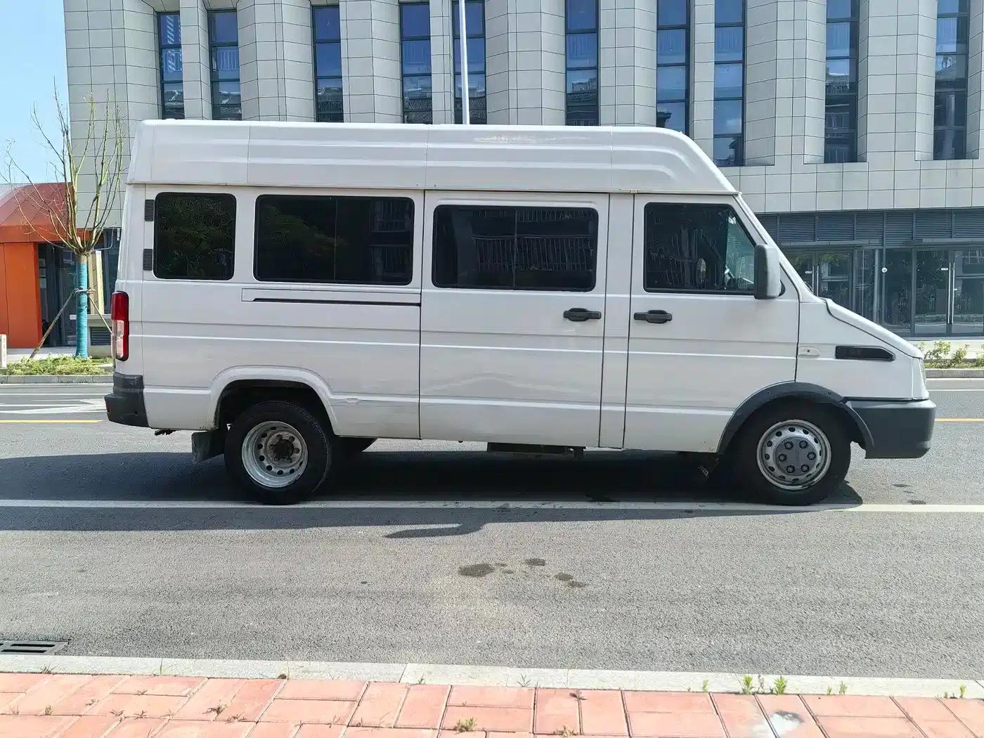 Iveco DeYi 2023 2.5T A37M1 Long Wheelbase Mid-Roof Dual Tires Side Sliding Door 5-9 Seats — миниатюра 11