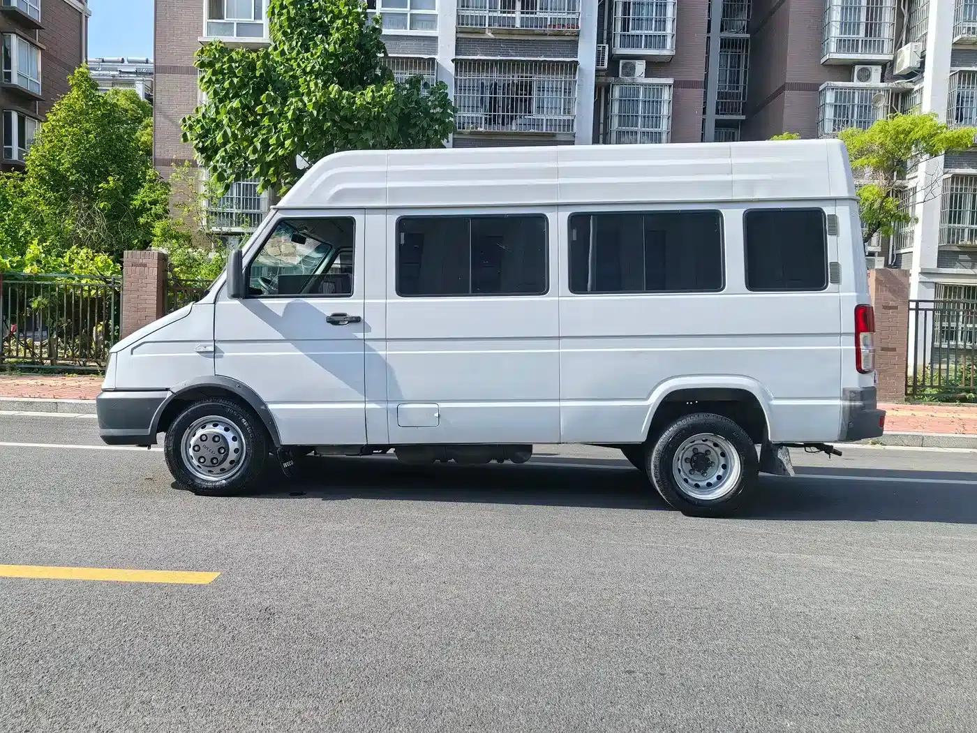 Iveco DeYi 2023 2.5T A37M1 Long Wheelbase Mid-Roof Dual Tires Side Sliding Door 5-9 Seats — миниатюра 12