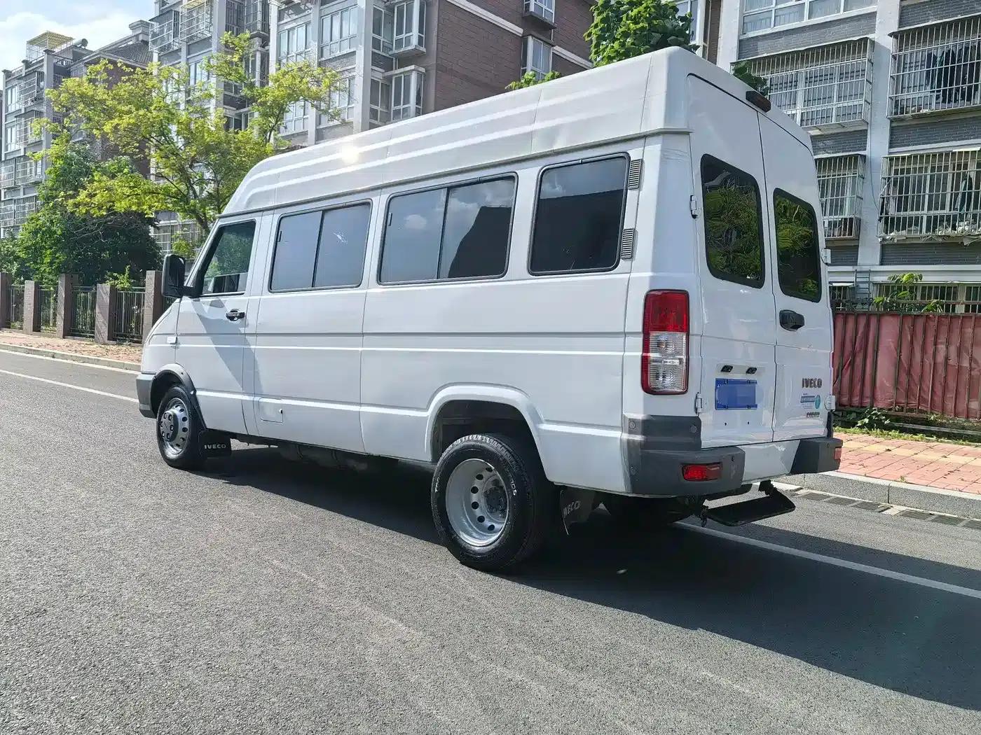 Iveco DeYi 2023 2.5T A37M1 Long Wheelbase Mid-Roof Dual Tires Side Sliding Door 5-9 Seats — миниатюра 3
