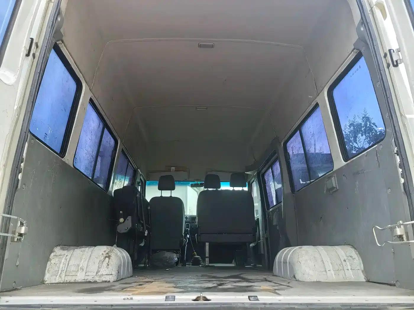 Iveco DeYi 2023 2.5T A37M1 Long Wheelbase Mid-Roof Dual Tires Side Sliding Door 5-9 Seats — миниатюра 4