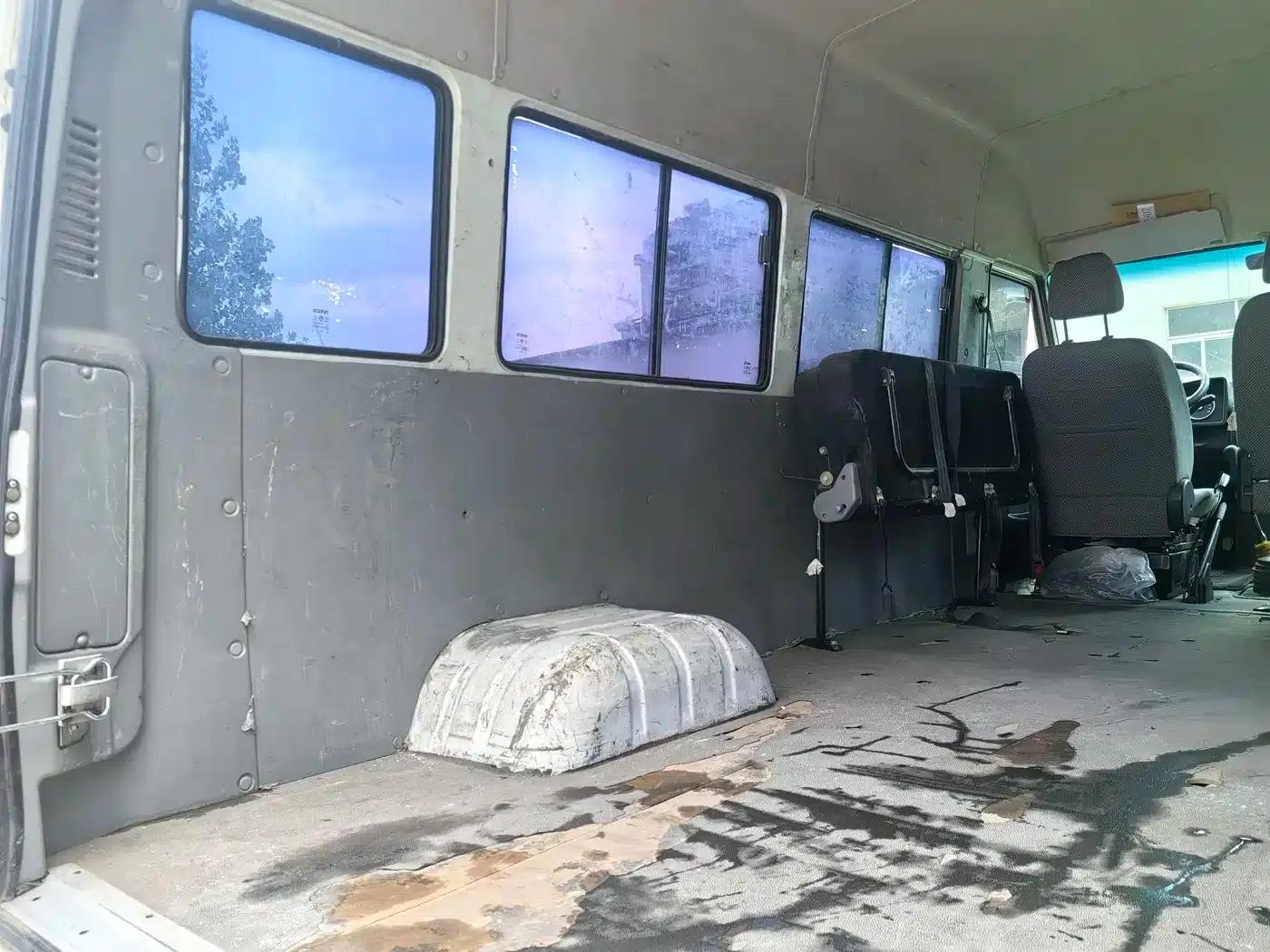 Iveco DeYi 2023 2.5T A37M1 Long Wheelbase Mid-Roof Dual Tires Side Sliding Door 5-9 Seats — миниатюра 5