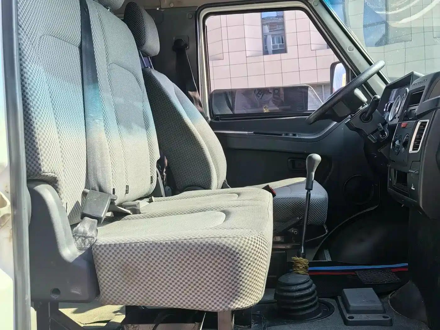 Iveco DeYi 2023 2.5T A37M1 Long Wheelbase Mid-Roof Dual Tires Side Sliding Door 5-9 Seats — миниатюра 7