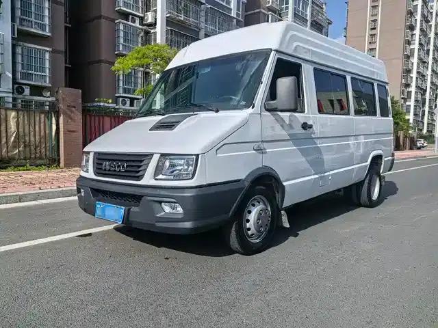 Iveco DeYi 2023 2.5T A37M1 Long Wheelbase Mid-Roof Dual Tires Side Sliding Door 5-9 Seats