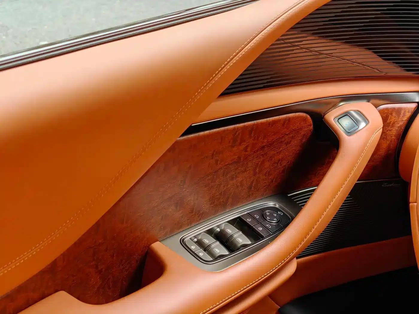 Looking up at the 2023 U8 Luxury Edition — миниатюра 13