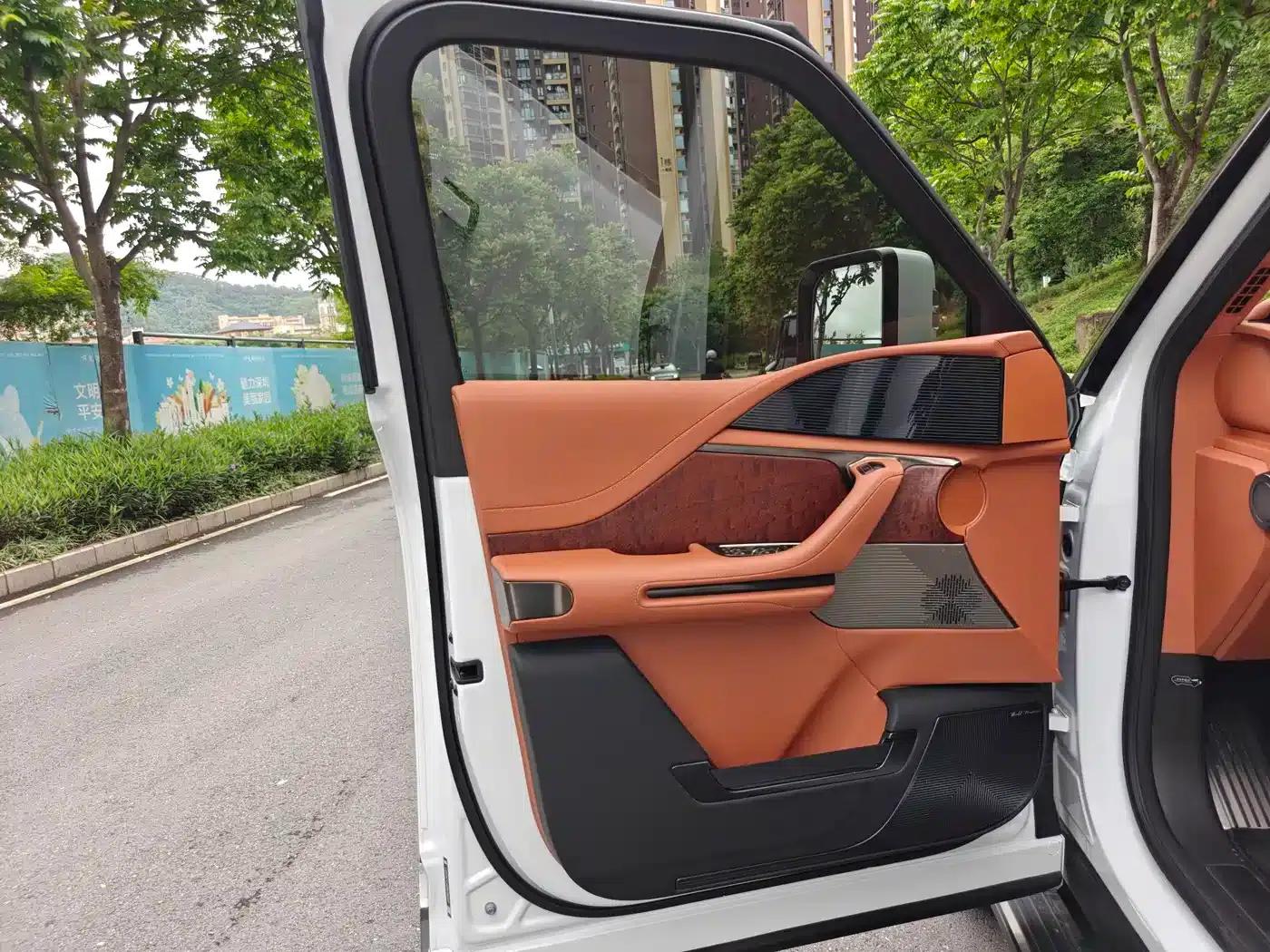 Looking up at the 2023 U8 Luxury Edition — миниатюра 14
