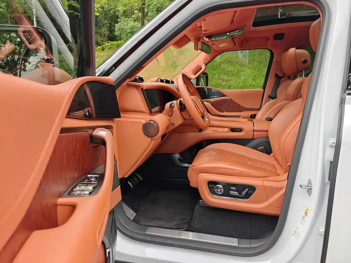 Looking up at the 2023 U8 Luxury Edition — миниатюра 15