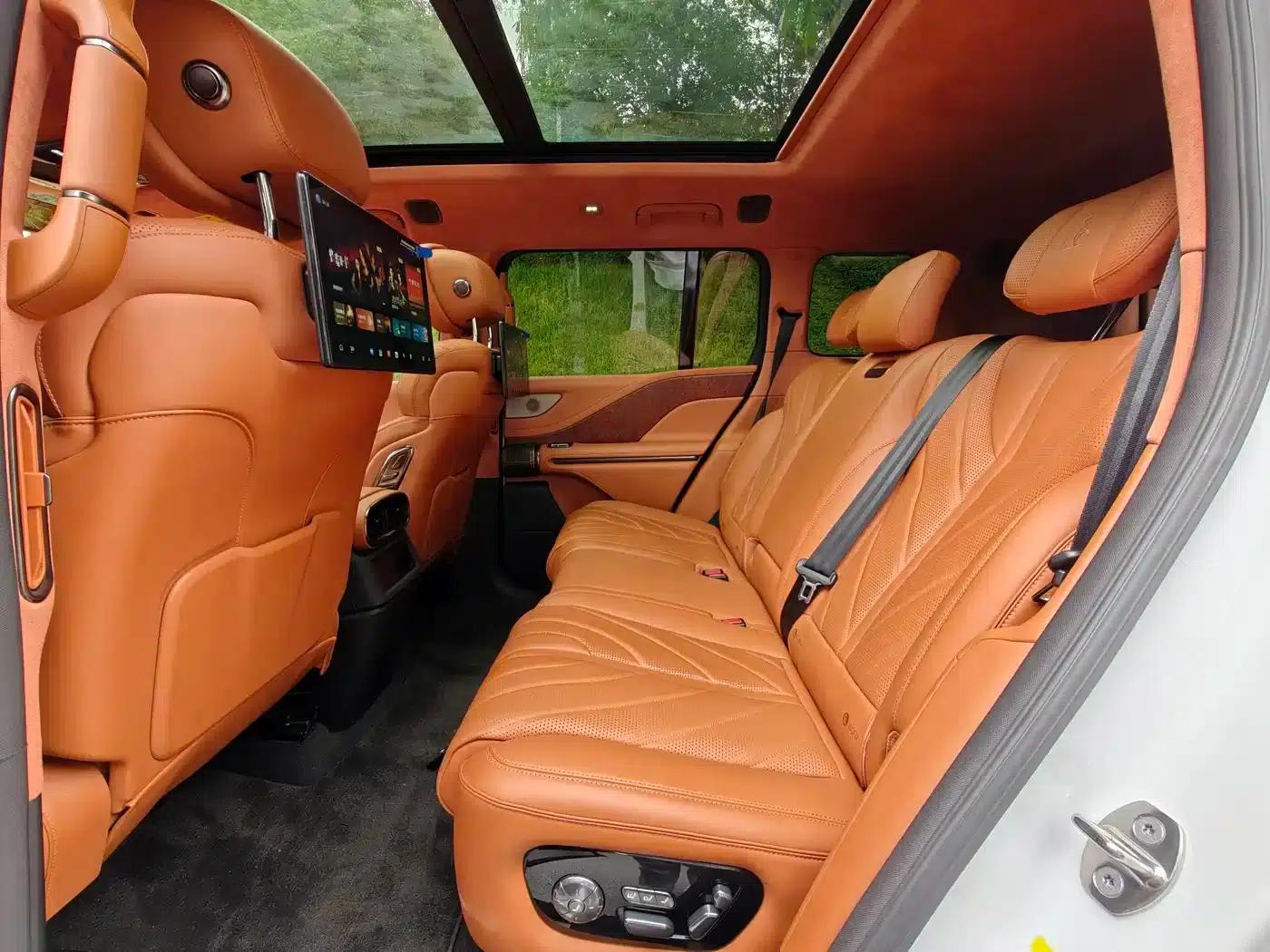 Looking up at the 2023 U8 Luxury Edition — миниатюра 18
