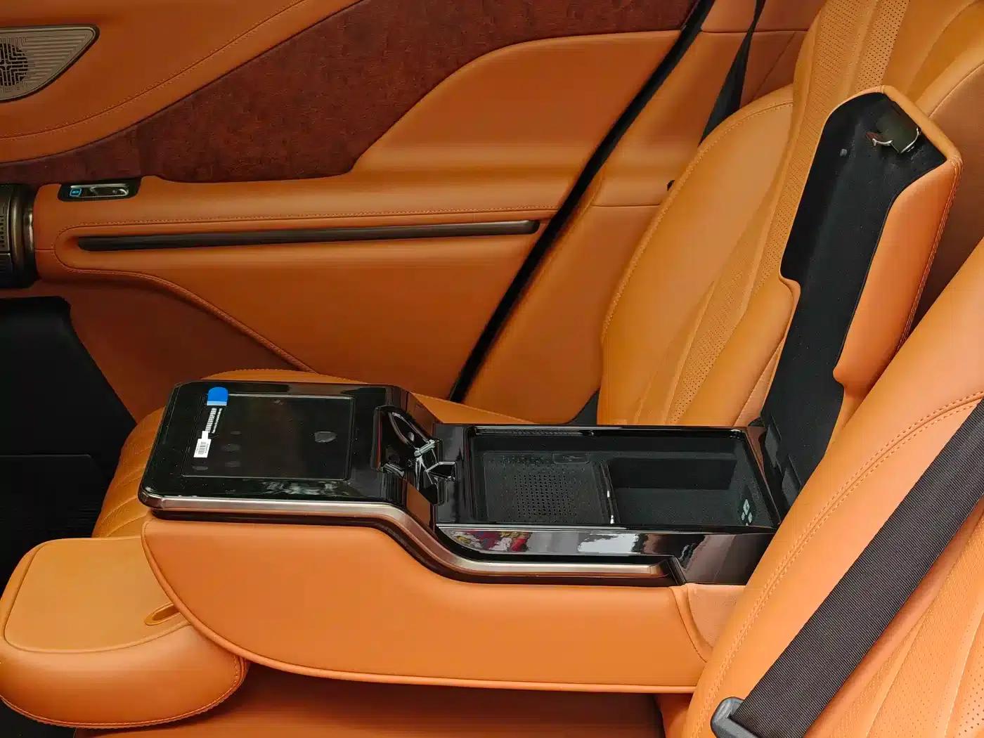 Looking up at the 2023 U8 Luxury Edition — миниатюра 24