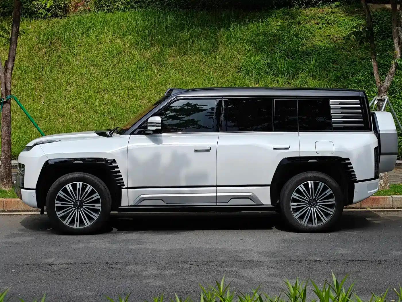 Looking up at the 2023 U8 Luxury Edition — миниатюра 4