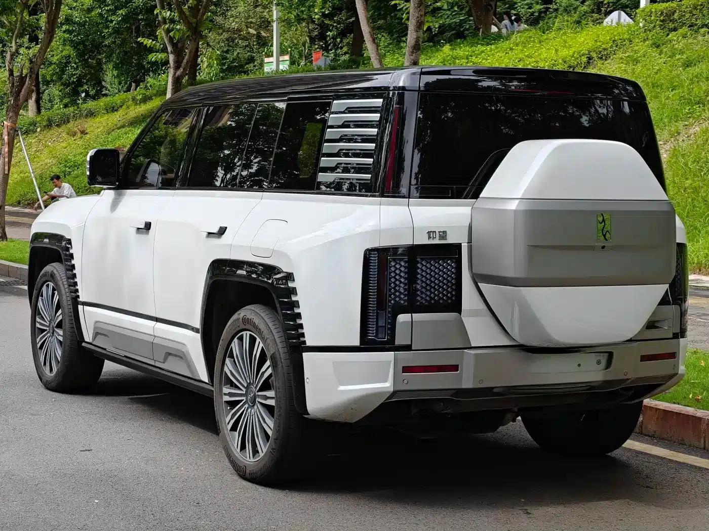 Looking up at the 2023 U8 Luxury Edition — миниатюра 5