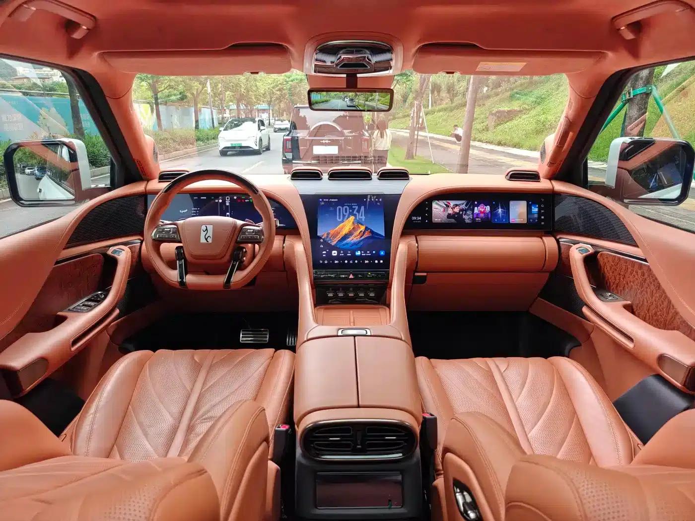 Looking up at the 2023 U8 Luxury Edition — миниатюра 7