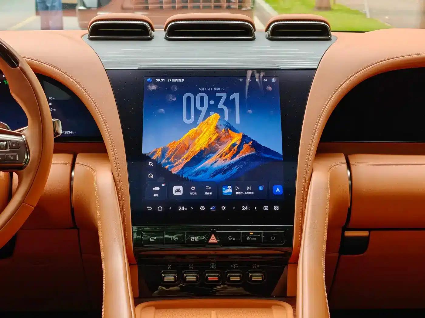 Looking up at the 2023 U8 Luxury Edition — миниатюра 8
