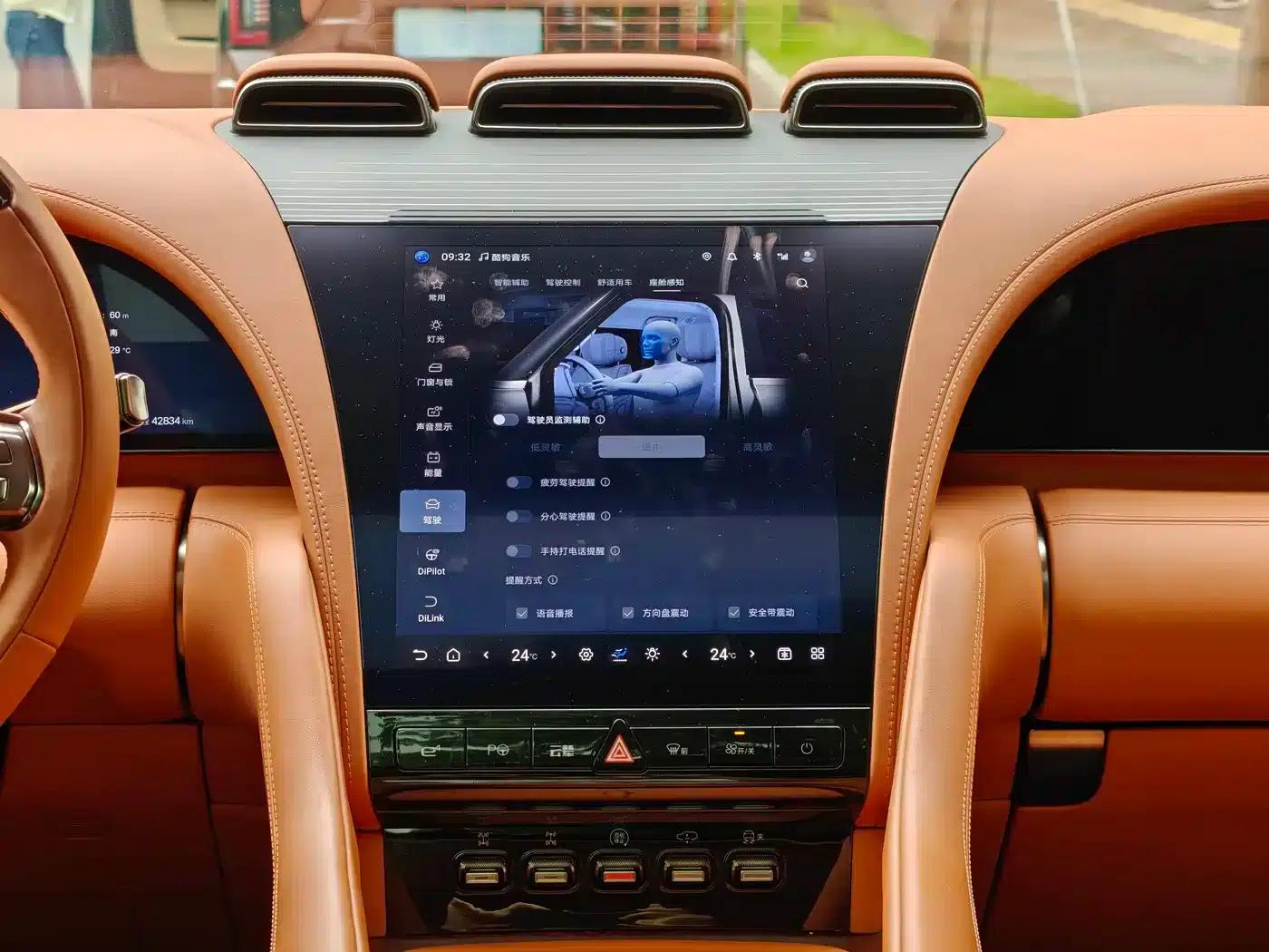 Looking up at the 2023 U8 Luxury Edition — миниатюра 9