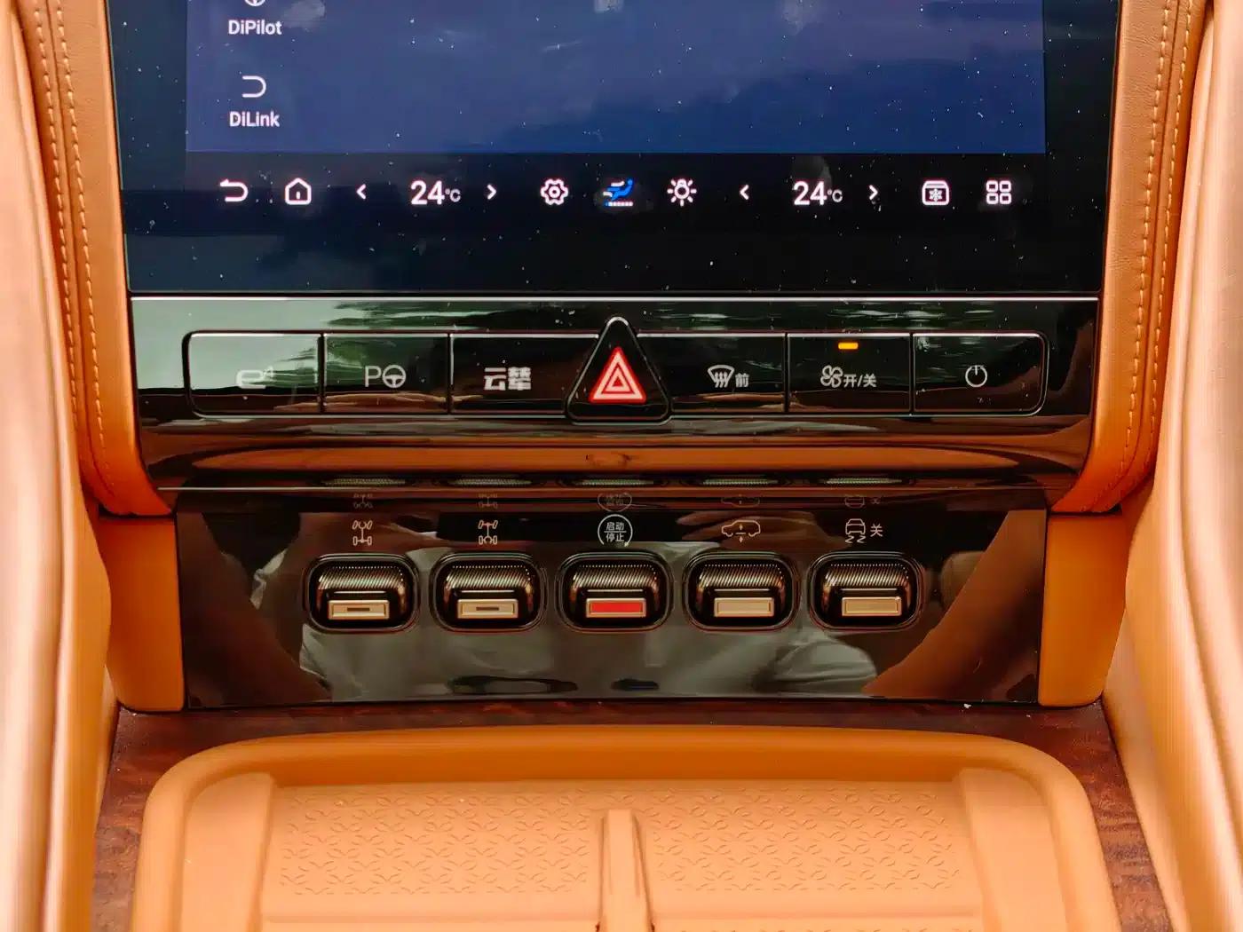 Looking up at the 2023 U8 Luxury Edition — миниатюра 10