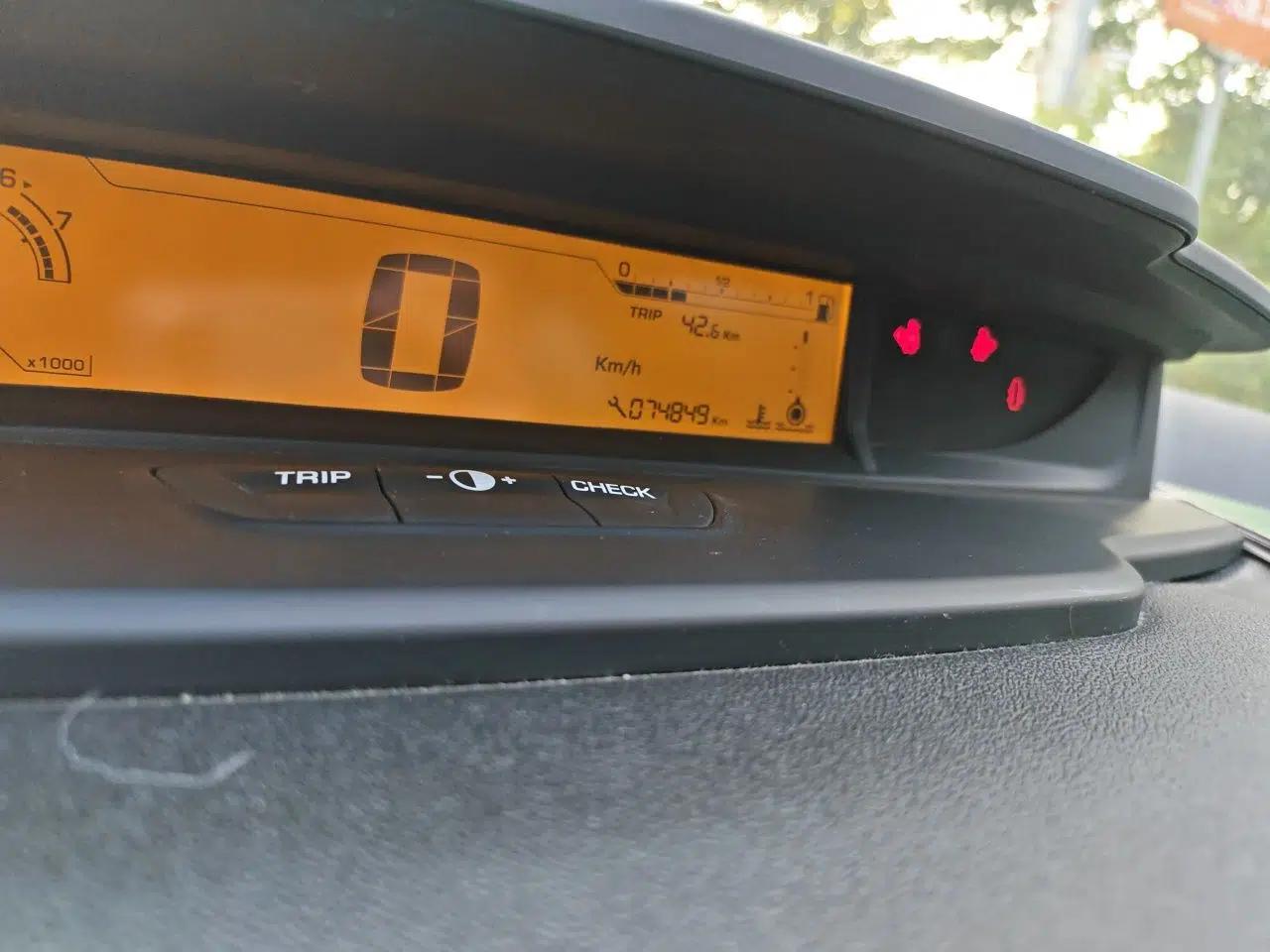 Citroen C-Quatre 2013 Sedan 1.6L Manual - Prestige Model — миниатюра 13