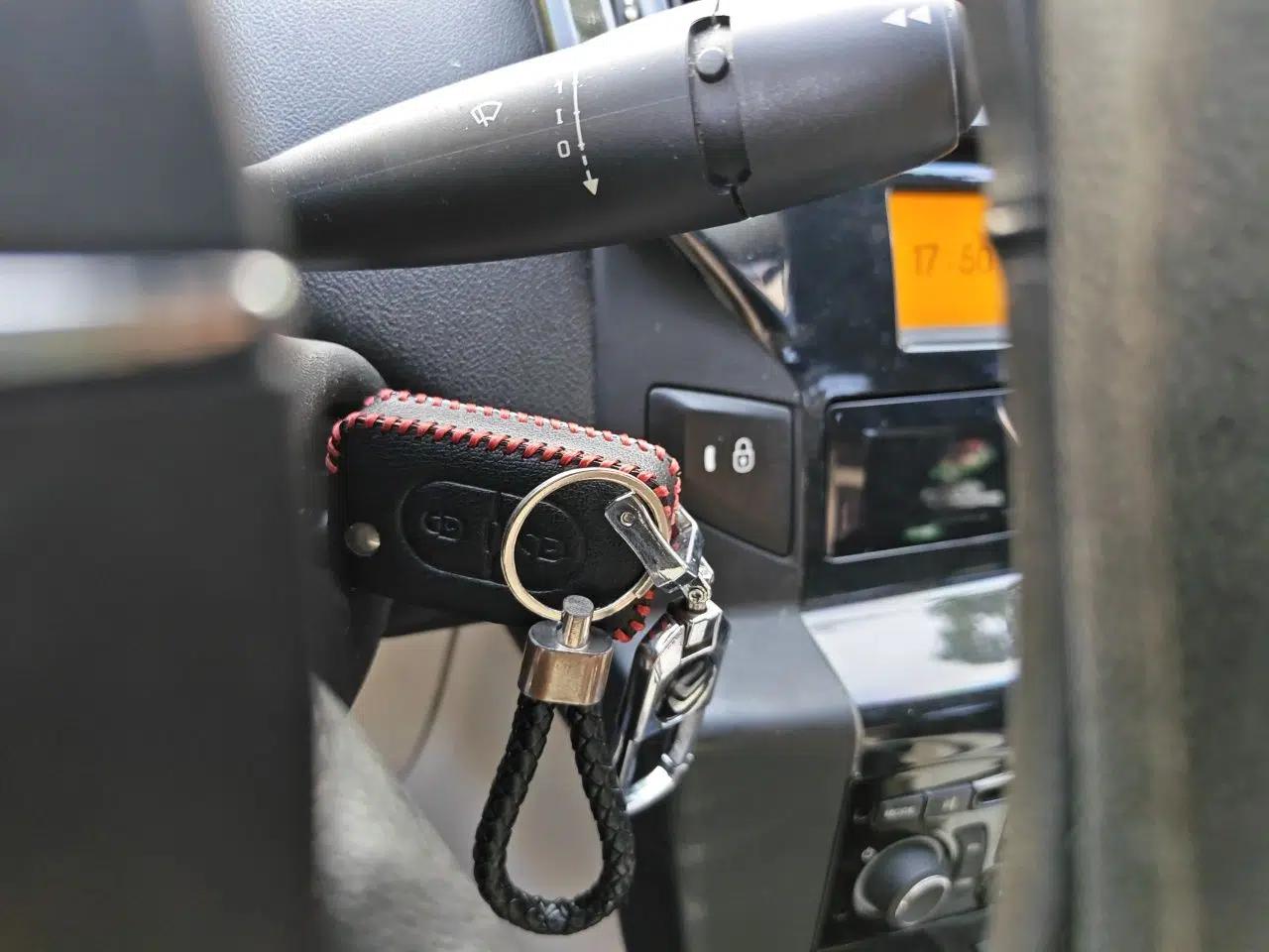 Citroen C-Quatre 2013 Sedan 1.6L Manual - Prestige Model — миниатюра 9