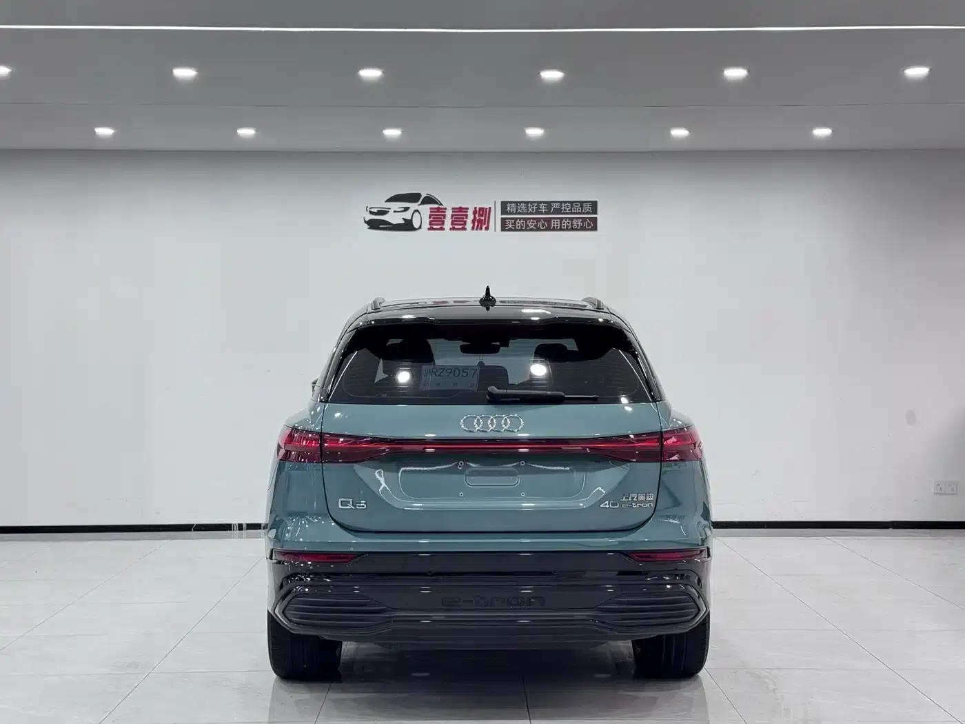 Audi Q5 e-tron 2022 Model 40 e-tron Star Edition Mech Suit — миниатюра 3