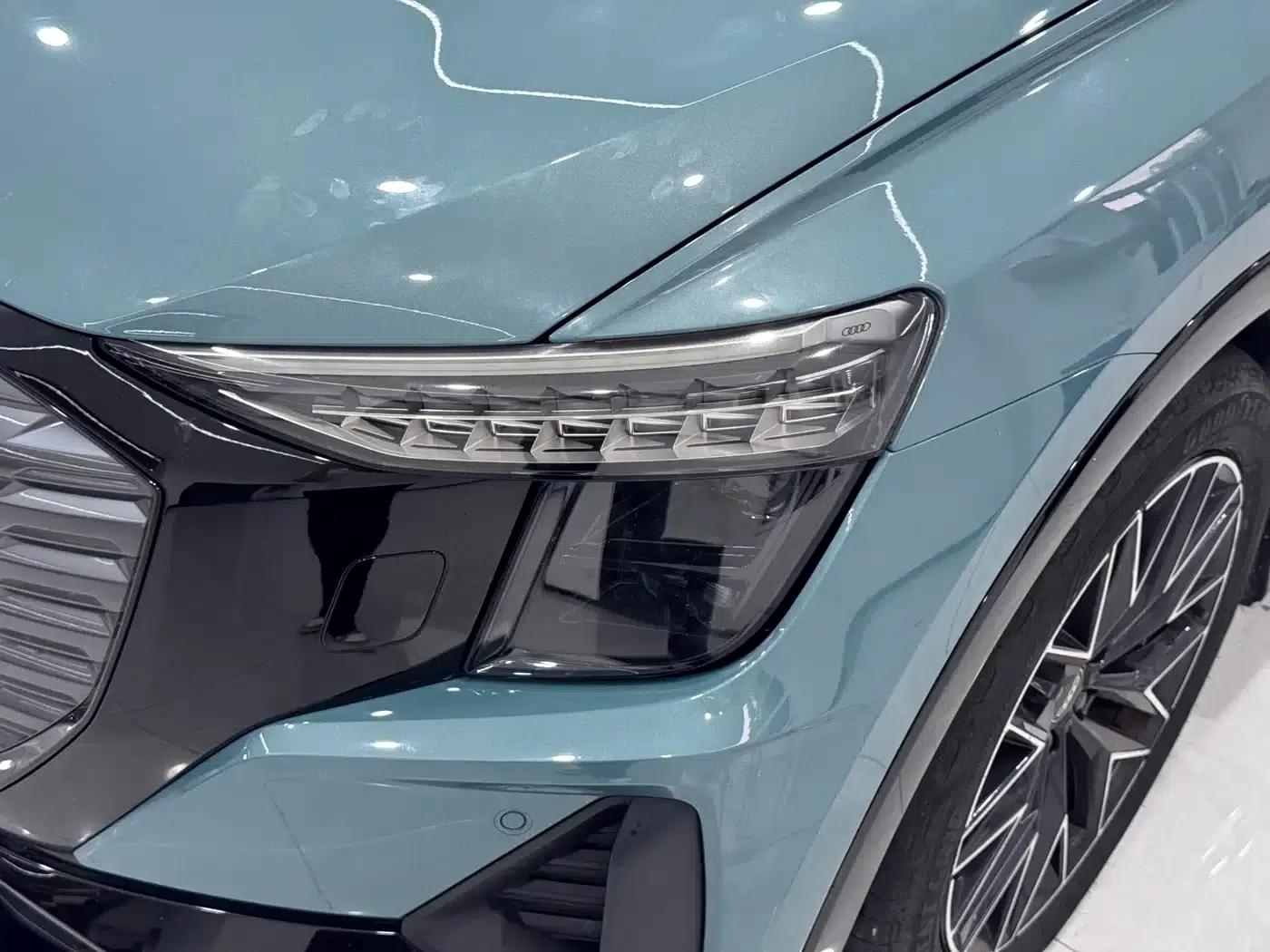 Audi Q5 e-tron 2022 Model 40 e-tron Star Edition Mech Suit — миниатюра 4