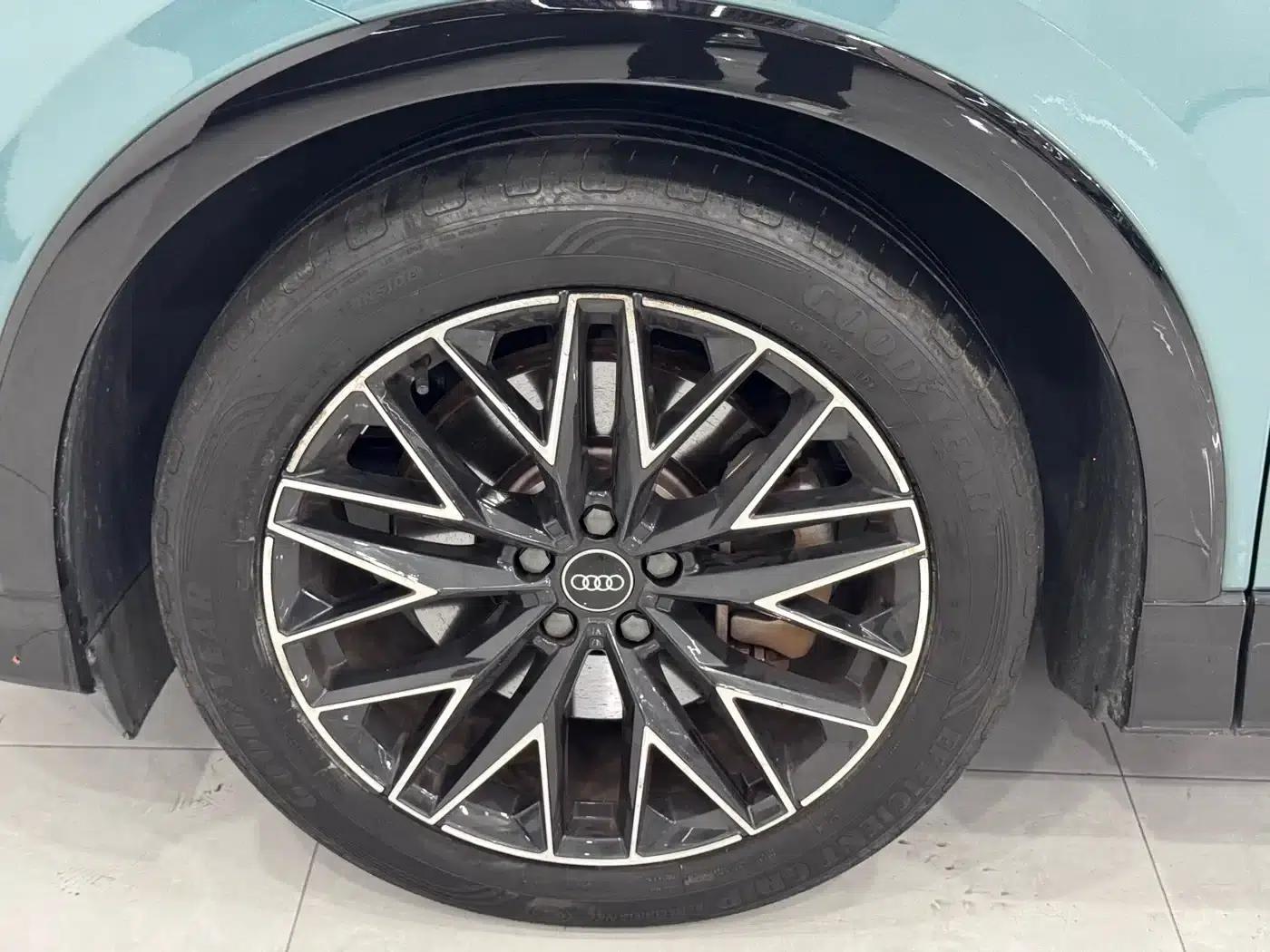 Audi Q5 e-tron 2022 Model 40 e-tron Star Edition Mech Suit — миниатюра 9