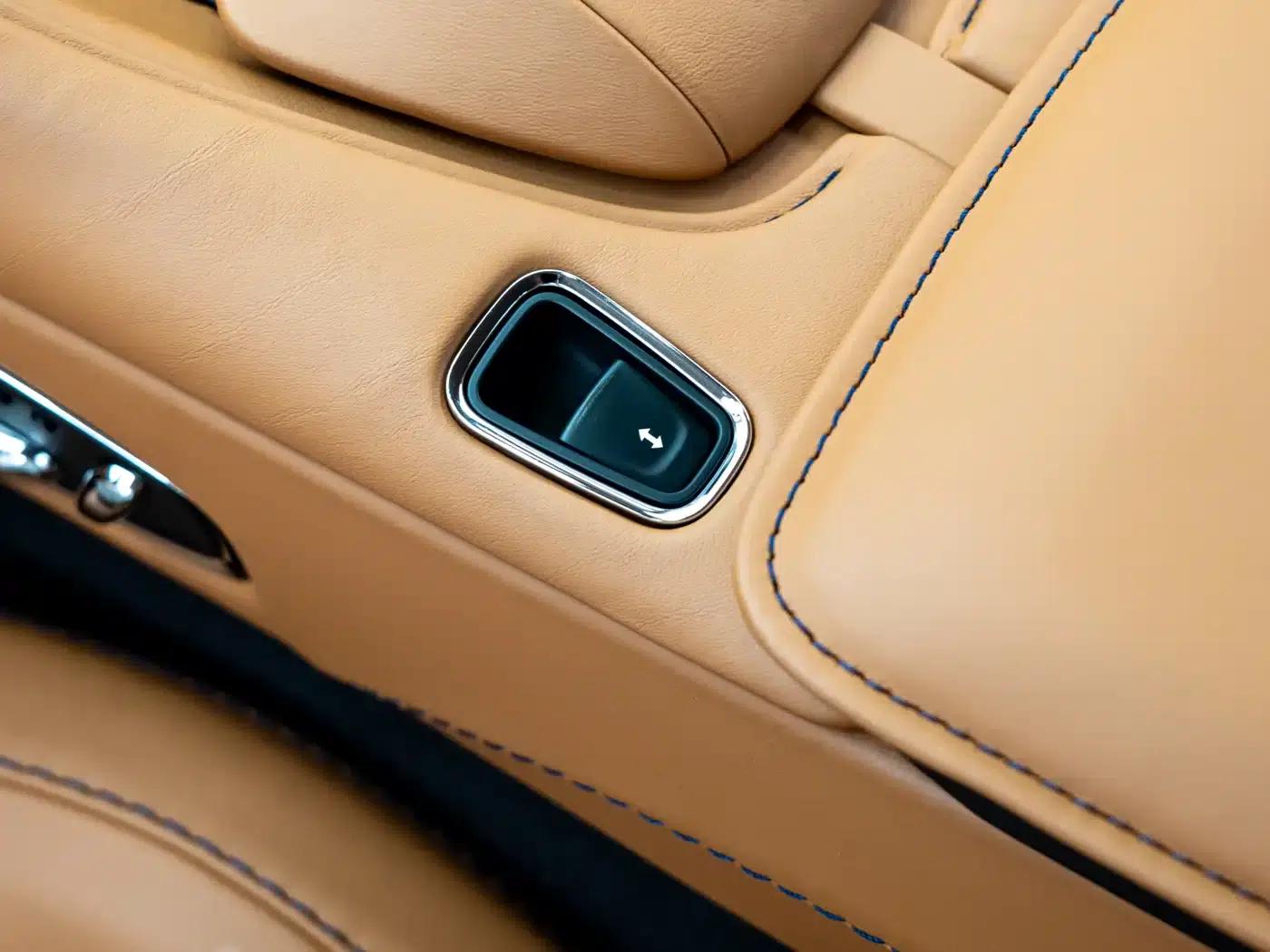 Aston Martin DB11 2022 4.0T V8 Coupe — миниатюра 13
