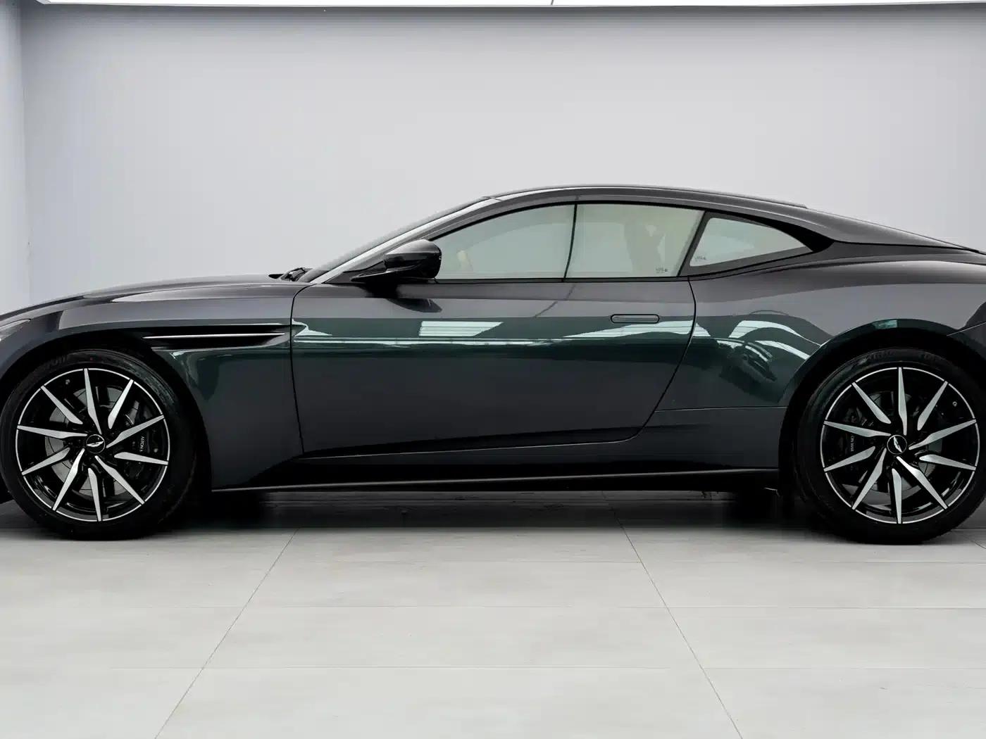 Aston Martin DB11 2022 4.0T V8 Coupe — миниатюра 3