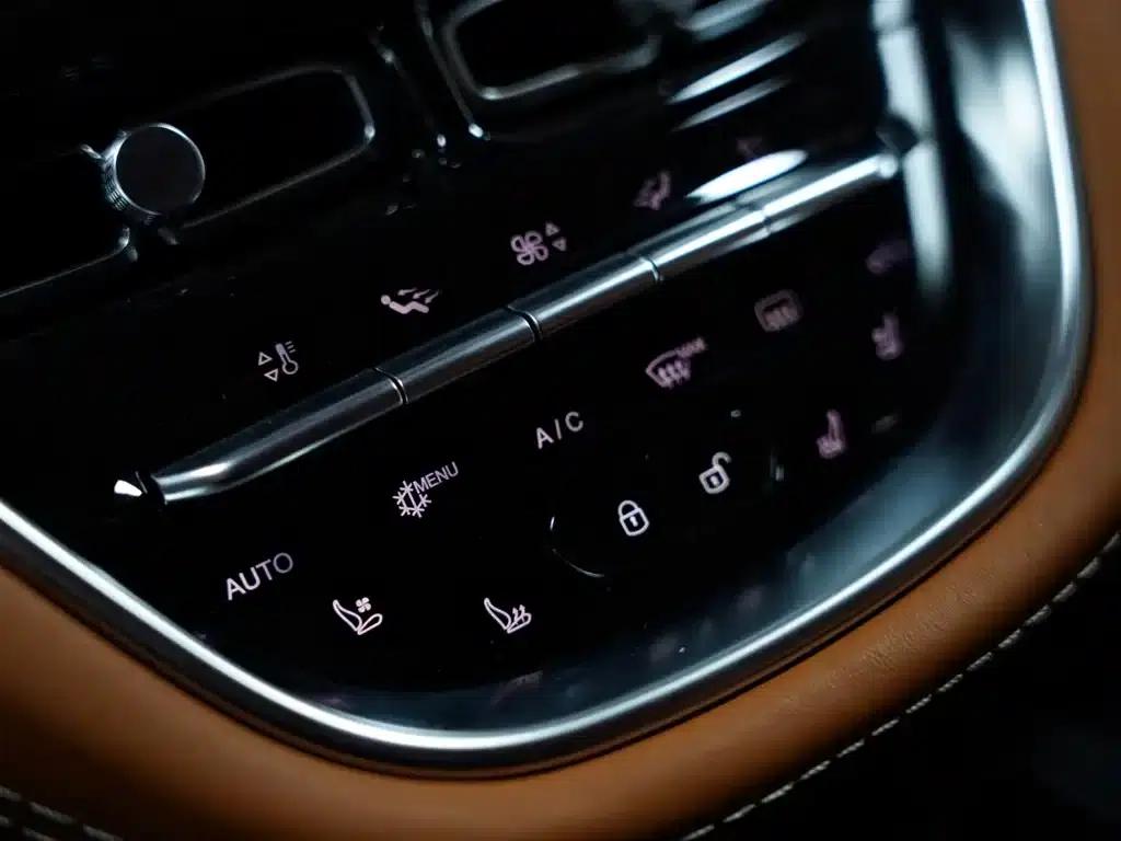 2022 Aston Martin DBX 4.0T V8 — миниатюра 11